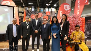 El evento "Día de los Productos de Vietnam", organizado por la Oficina Comercial de Vietnam en Alemania, tuvo lugar en el supermercado Selgros Lichtenberg de Berlín. (Foto: VNA).
