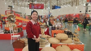 Productos elaborados con ratán y bambú por la aldea artesanal Ninh So, comuna de Hong Van (Hanói), se exhiben en la Feria de Primavera de 2026. (Foto: VNA)