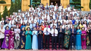 [Foto] Presidente vietnamita se reúne con destacados delegados de Asociación para la Promoción del Aprendizaje de Vietnam 
