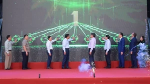Los delegados presionan el botón para inaugurar la primera línea de producción de alimentos envasados en cartón Tetra Recart® en Vietnam.