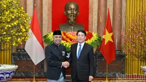El presidente de Vietnam, Luong Cuong, y el embajador de Indonesia en Vietnam, Adam Mulawarman Tugio.