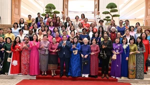 [Fotos] Primer ministro vietnamita se reúne con diplomáticas vietnamitas e extranjeras 