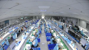 Línea de producción de componentes electrónicos en la empresa Suntech, en el clúster industrial de Thanh Van. (Foto: VNA)