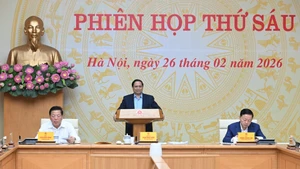 El primer ministro Pham Minh Chinh preside la sexta reunión del Comité Directivo Central sobre política de Vivienda y el Mercado Inmobiliario.