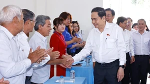 El presidente de la AN, Tran Thanh Man, en la reunión con los electores de la comuna de An Nhon Tay. (Foto: VNA)
