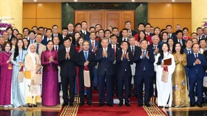 El secretario general del PCV, To Lam, junto con los representantes destacados de la comunidad de vietnamitas en el exterior.