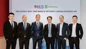 Representantes del banco Hong Leong de Malasia y de la plataforma So Ban Hang, en el acto de firma. (Foto: theleader.vn) 