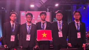 Estudiantes vietnamitas que gararon en el concurso. 