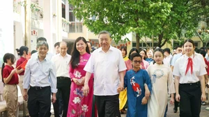 [Foto] Máximo líder partidista vietnamita visita escuelas especiales en Hanói