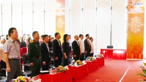 Delegados presencian la transmisión en vivo de la ceremonia inaugural del XIV Congreso Nacional del Partido Comunista de Vietnam. (Foto: VNA)