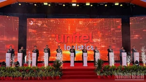En el acto de inauguración de Unitel Logistics. 