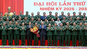 El secretario general del PCV y secretario de la Comisión Militar Central, To Lam, y el presidente Luong Cuong, se tomaron una foto con la delegación del Comité partidista del Ejército Popular de Vietnam que asistirá al XIV Congreso Nacional del PCV.