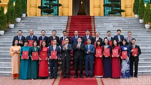 El presidente Luong Cuong junto a los embajadores nombrados y los delegados asistentes.