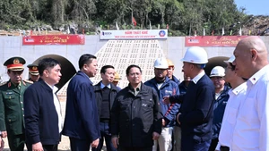 El primer ministro Pham Minh Chinh inspecciona las obras de la autopista Dong Dang–Tra Linh en el tramo del túnel That Khe.