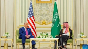 El príncipe heredero de Arabia Saudita, Mohammed bin Salman Al Saud, y el presidente de Estados Unidos, Donald Trump, durante una reunión en Riad, el 13 de mayo de 2025. (Foto: XINHUA)
