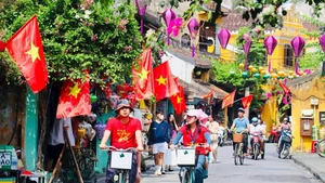 Recorren por bicicleta en la ciudad antigua de Hoi An. (Foto: VNA)