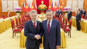 El secretario general del Partido Comunista de Vietnam, To Lam (derecha), y el presidente del Senado de la República Checa, Milos Vystrcil. (Foto: Nhan Dan)