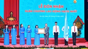 El secretario general del PCV, To Lam, entrega la Orden de Trabajo de primera clase a la Unión de Mujeres de Vietnam.