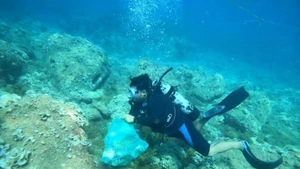 En la isla de Nhon Hai, en la provincia de Binh Dinh, se organizan actividades de limpieza submarina para retirar plásticos del fondo marino. (Foto: VNA)