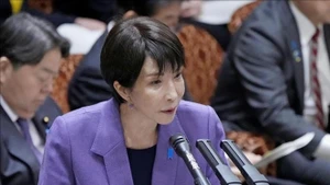 La primera ministra japonesa, Sanae Takaichi, habla durante una sesión de la Comisión de Presupuesto de la Cámara de Representantes en Tokio el 16 de diciembre. (Foto: Kyodo/VNA)