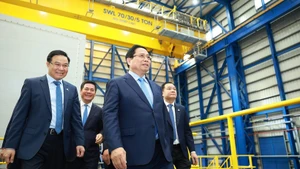 El primer ministro Pham Minh Chinh visita el sistema operativo de las centrales de GNL Nhon Trach 3 y 4. (Foto: VNA)