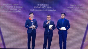Le Quoc Minh, miembro del Comité Central del Partido, presidente-editor del periódico Nhan Dan, subjefe de la Comisión Central de Propaganda y Movilización de Masas, y presidente de la Asociación de Periodistas de Vietnam, en la gala de entrega de los WeChoice Awards 2025. (Foto: Comité Organizador)