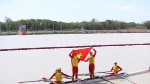 Atletas vietnamitas celebran la victoria en el remo. (Foto: VNA)