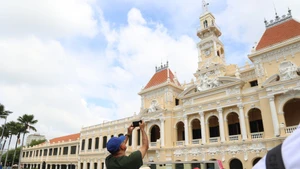 Turistas internacionales exploran el centro de Ciudad Ho Chi Minh a bordo de un autobús de dos pisos. (Foto: VNA)