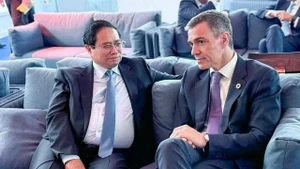 El primer ministro de Vietnam, Pham Minh Chinh (izq), y su homólogo español, Pedro Sánchez, (Foto: VNA)