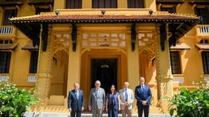 La viceministra vietnamita de Relaciones Exteriores Le Thi Thu Hang y los representantes del Grupo de Parlamentarios de Amistad Francia-Vietnam en el Senado francés. (Foto: Cancillería de Vietnam)
