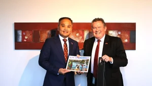 El embajador Phan Minh Giang y el alcalde de la ciudad neozelandesa de Palmerston North, Grant Smith. (Foto: Embajada de Vietnam en Nueva Zelanda)