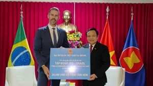 El grupo JBS dona 20.000 dólares y miles de mantas, sábanas y colchones para las familias afectadas. (Foto: VNA)