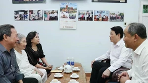 El presidente vietnamita, Luong Cuong, visita y felicita el Año Nuevo a los familiares del presidente del Consejo de Estado, Vo Chi Cong. (Foto: VNA)