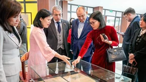 Delegados recorren el espacio donde se presenta el patrimonio documental mundial de Vietnam. (Foto: VNA)
