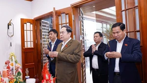 El presidente de la AN, Tran Thanh Man, visita a la familia del difunto secretario general del Partido Comunista de Vietnam y expresidente del Parlamento, Nguyen Phu Trong, y ofreció incienso en homenaje al extinto líder. (Foto: Doan Tan/VNA)