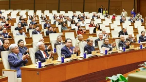 El presidente de la AN, Tran Thanh Man, y los delegados. (Foto: Doan Tan/VNA)