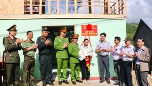 Ceremonia de inauguración y entrega de la primera casa construida durante la "Campaña Quang Trung" a la familia de Dinh Thi Von, residente en la aldea de Huy Mang, comuna de Son Tay. (Foto: VNA)
