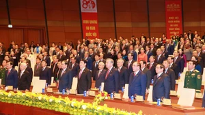 Los delegados realizan la ceremonia de saludo a la bandera durante la conmemoración. (Foto: VNA)