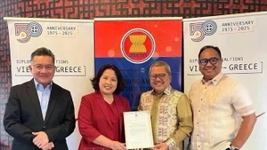 La embajadora de Vietnam en Grecia, Pham Thi Thu Huong, entrega la presidencia rotativa del ACAT al embajador de Indonesia (Foto: Embajada de Vietnam en Grecia)