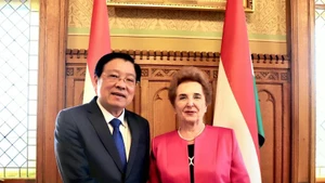 Phan Dinh Trac, miembro del Buró Político, secretario del Comité Central del PCV y jefe de su Comisión de Asuntos Internos, y Marta Mátrai, primera vicepresidenta de la Asamblea Nacional húngara. (Foto: VNA)