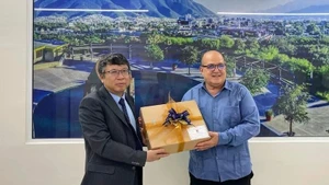 Rubén Zardoya, Rector de la Universidad Emiliano Zapata, entrega un souvenir al Embajador de Vietnam en México, Nguyen Van Hai. (Foto: VNA)