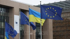 La bandera de la Unión Europea y la bandera de Ucrania en la sede de la Comisión Europea en Bruselas, Bélgica. (Foto: Xinhua/TTXVN)