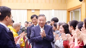 El secretario general del PCV, To Lam, asiste a una reunión en Hanói con votantes y candidatos a la Asamblea Nacional de la XVI Legislatura, período 2026-2031. (Foto: VNA)