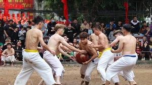 Un feroz tira y afloja entre los equipos competidores. Foto: VNA