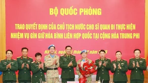 Ceremonia de entregar las decisiones a los oficiales asignados a las misiones de mantenimiento de la paz. (Foto: VNA)