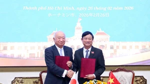 El presidente del Consejo Popular de Ciudad Ho Chi Minh, Vo Van Minh, (derecha) y Yanai Shungaku, presidente de la Asamblea Prefectural de Yamaguchi. (Foto: VNA)