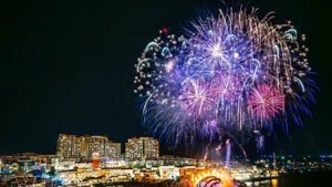 Espectacular espectáculo de fuegos artificiales en el puente Cau Hon en la Zona Económica Especial de Phu Quoc. (Foto: VNA)