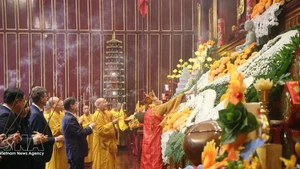 Delegados y monjes ofrecen incienso en la ceremonia inaugural del Festival de Primavera Yen Tu 2026. (Foto: VNA)