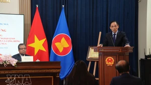 El canciller vietnamita Le Hoai Trung, enviado especial del secretario general To Lam, en el evento. (Foto: VNA)