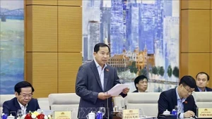 El secretario general de la Asamblea Nacional, jefe de su Oficina y titular de la Oficina del Consejo Nacional Electoral, Le Quang Manh, presenta en informe. (Foto: VNA)